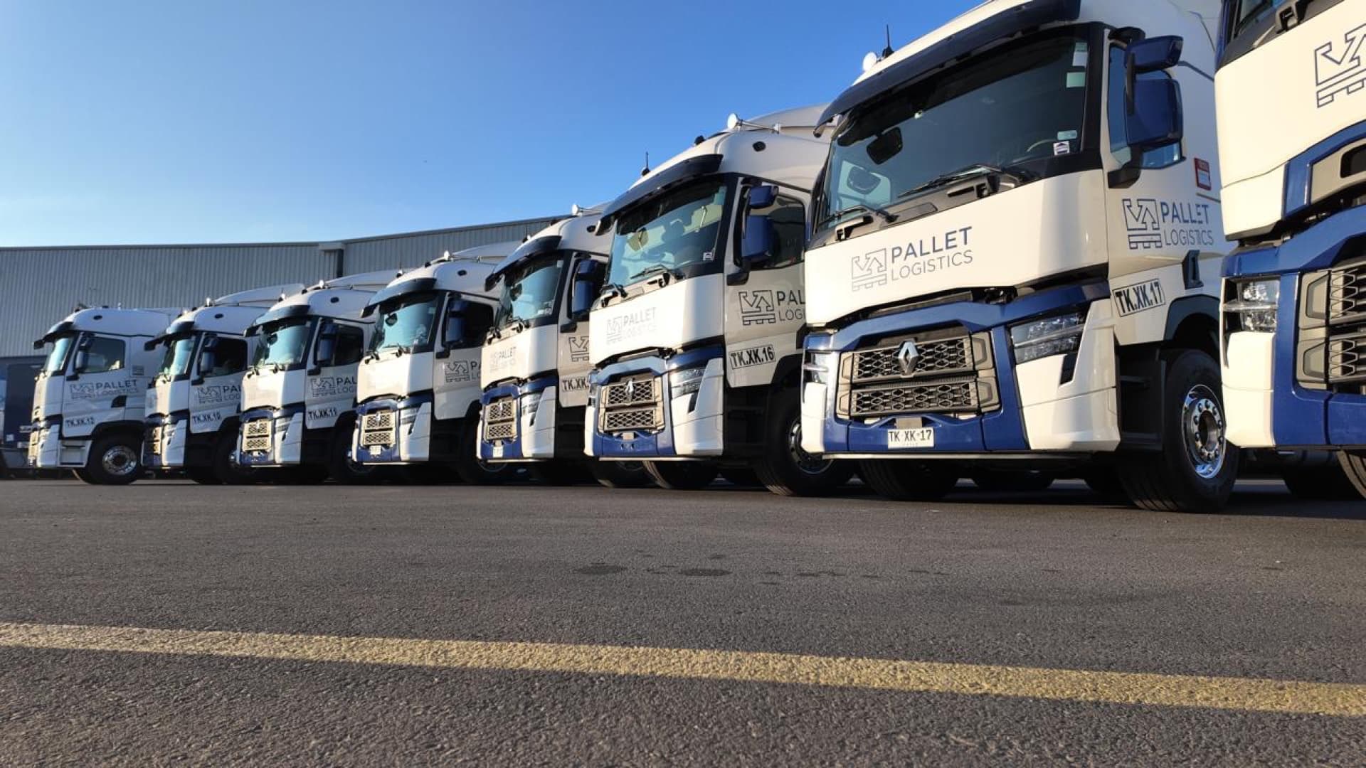 Camión Trailer Logistics en ruta de distribución por carretera chilena